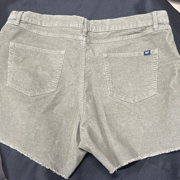 Gap size 16 sage green soft corduroy perfect length shorts - Picture 5 of 5